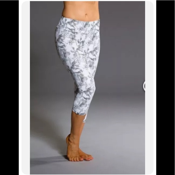 NWT! Onzie Yoga Graphic Capri leggings in Jedi Print - Picture 2 of 4